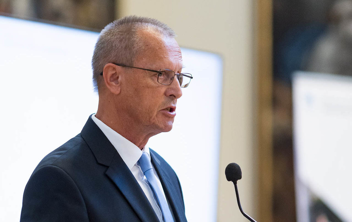 Na fotografiji je direktor Geodetskega inštituta Slovenije Milan Brajnik. Stoji za gokim odrom in nagovarja prisotne na dogodku. [: Matej Pušnik]