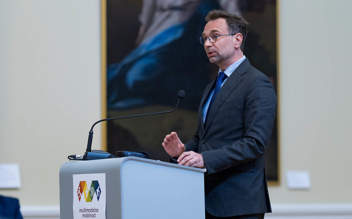 Na fotografiji je Državni sekretar Ministrstva za okolje, podnebje in energijo Uroš Vajgl. Stoji za gokim odrom in nagovarja prisotne na dogodku. [: Matej Pušnik]