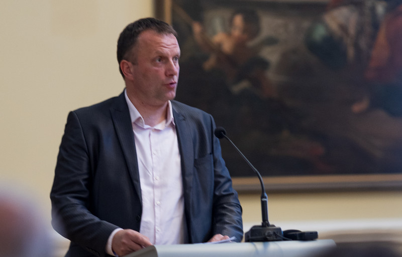 Na fotografiji Podžupan občine Tolmin Tomaž Štenkler. Stoji za gokim odrom in nagovarja prisotne na dogodku. [: Matej Pušnik]