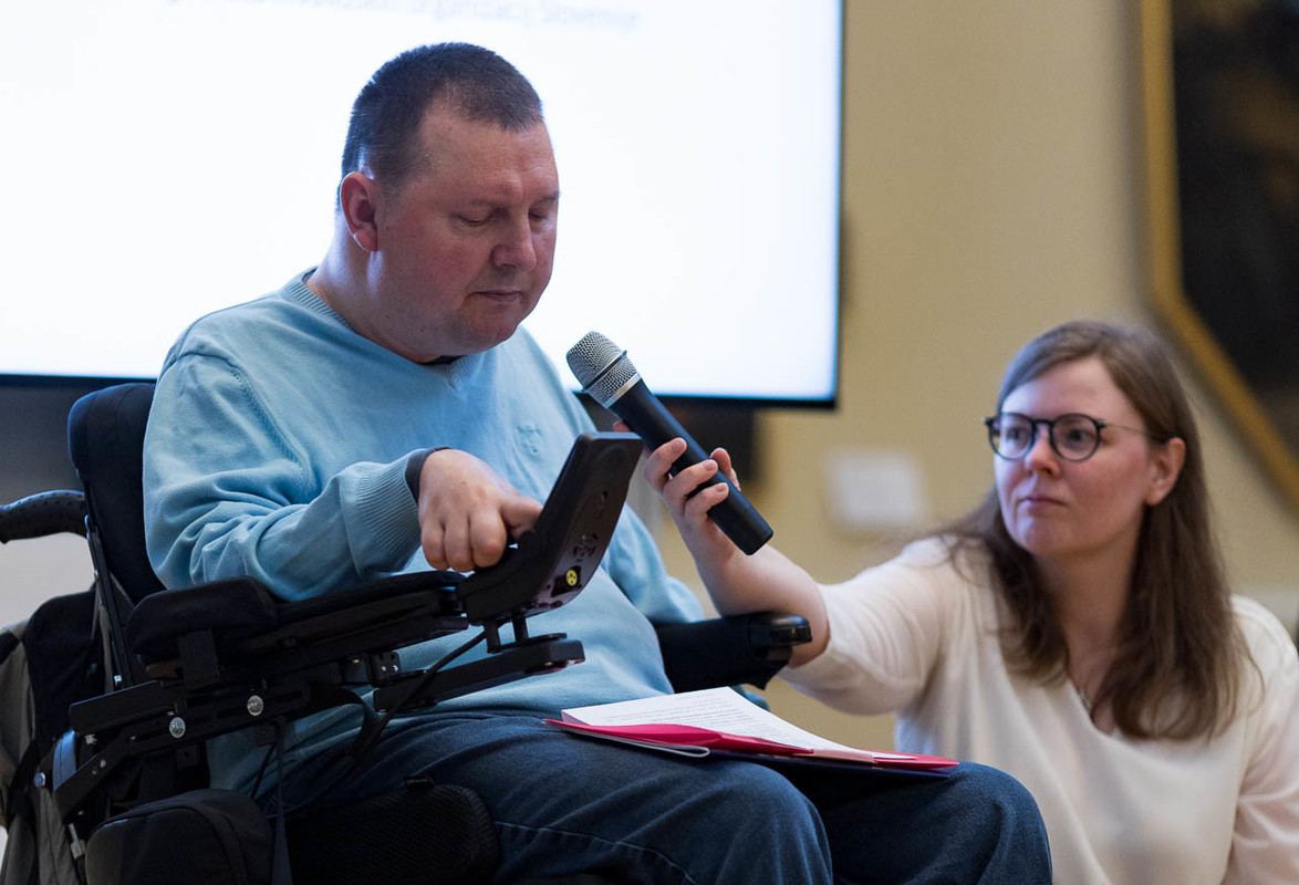 Na fotografiji je Predsednik Nacionalnega sveta invalidskih organizacij Slovenije (NSIOS) Midhet Huskić. Stoji za gokim odrom in nagovarja prisotne na dogodku. [: Matej Pušnik]