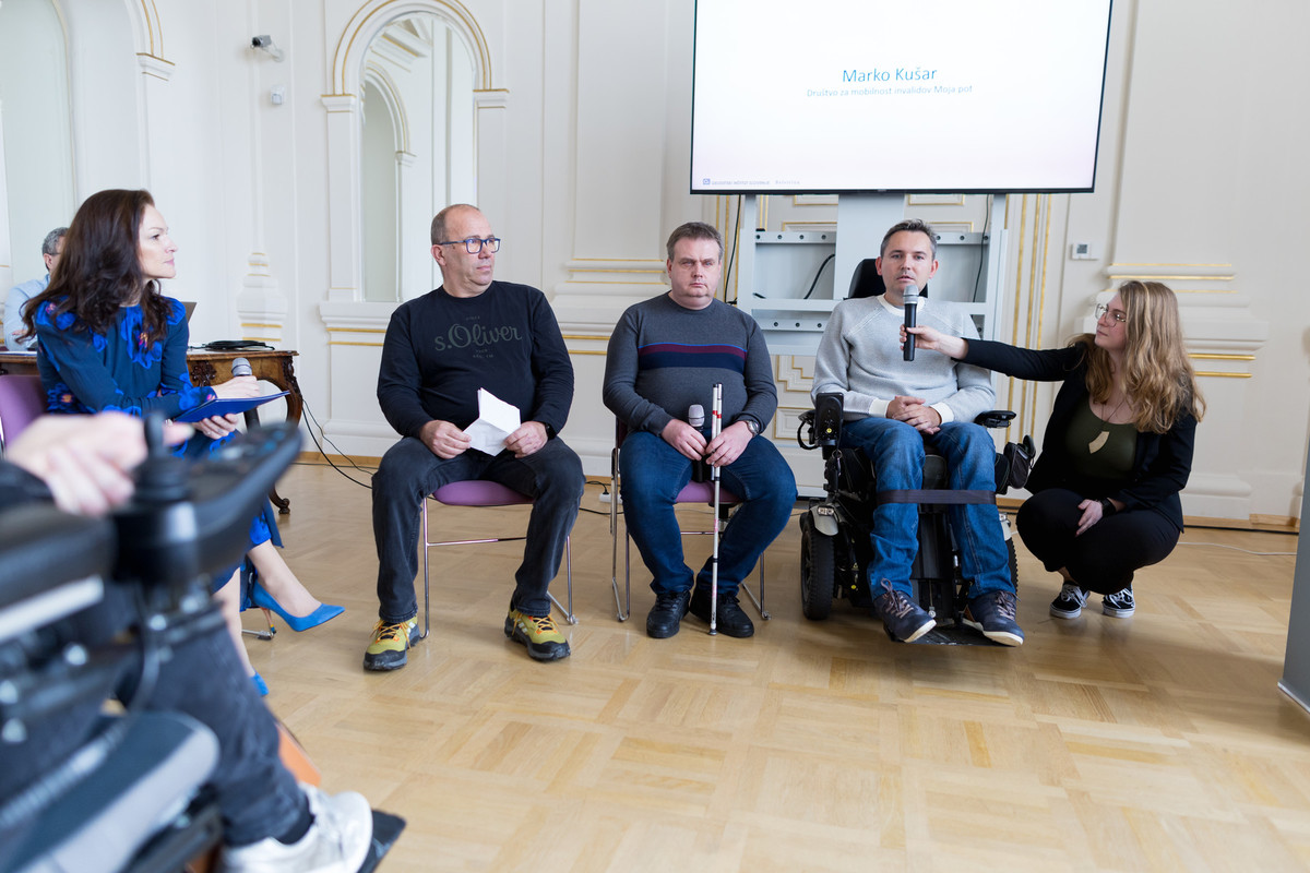 Na sliki so predstavnik slepih in slabovidnih ter mentor za analizo spletne dostopnosti za slepe uporabnike Antun Smerdel, predsednik Društva gluhih in naglušnih Ljubljana Gorazd Orešnik in Marko Kušar iz društva za mobilnost invalidov Moja pot. [: Matej Pušnik]