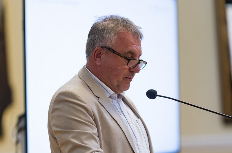 Na fotografiji Vodja Oddelka za družbene dejavnosti Mestne občine Celje Bojan Cvelfar. Stoji za gokim odrom in nagovarja prisotne na dogodku. [: Matej Pušnik]