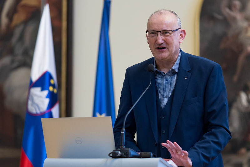 Na fotografiji vodja projekta in svetovalec direktorja Geodetskega inštituta Slovenije mag. Roman Rener. Stoji za gokim odrom in nagovarja prisotne na dogodku. [: Matej Pušnik]